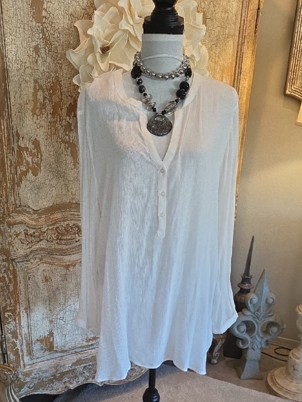Old Navy White Button-Front V-Neck Long-Sleeve Tunic - Picture 2 of 11